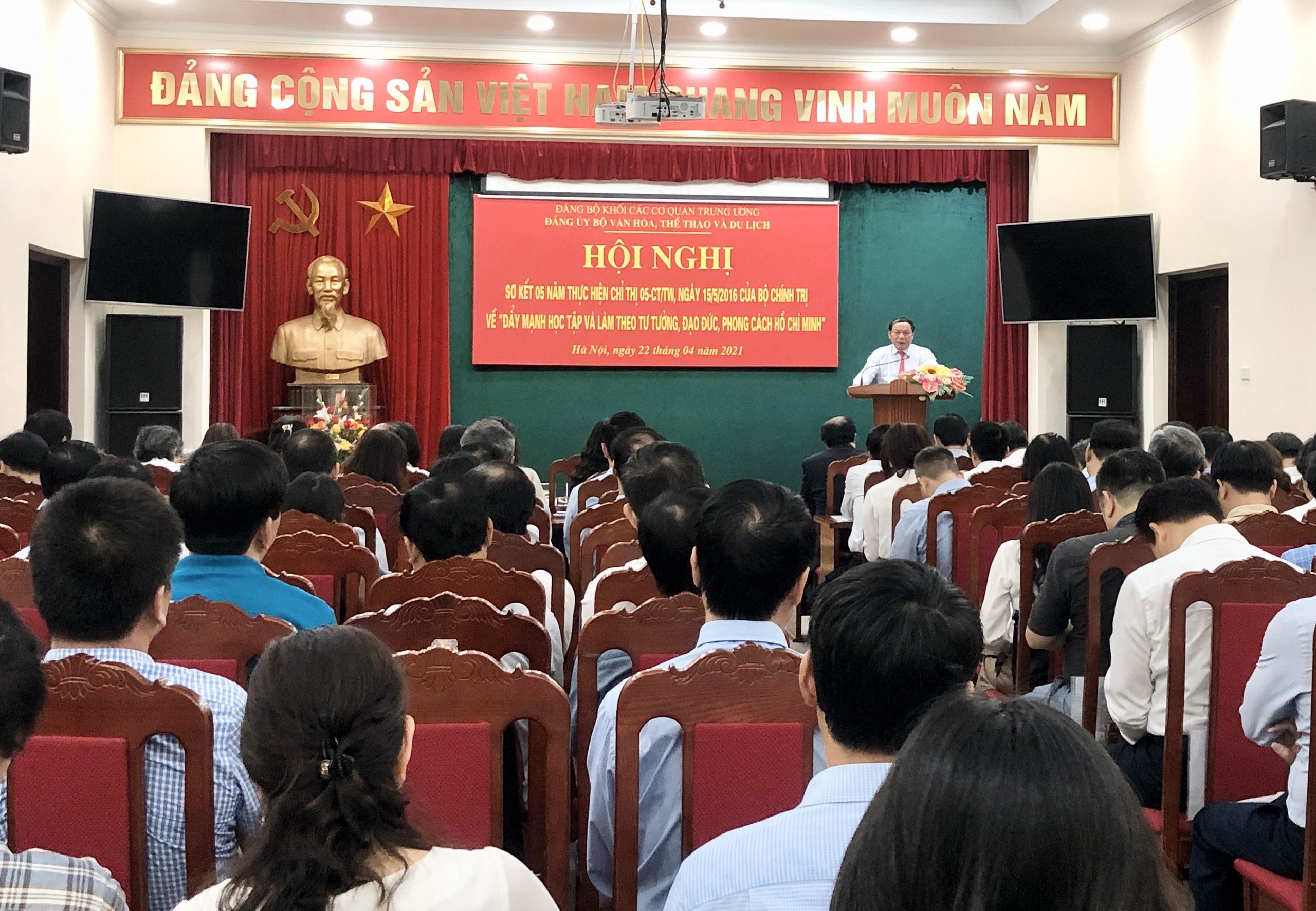 Bộ trưởng Bộ VHTTDL Nguyễn Văn Hùng phát biểu chỉ đạo tại hội nghị
